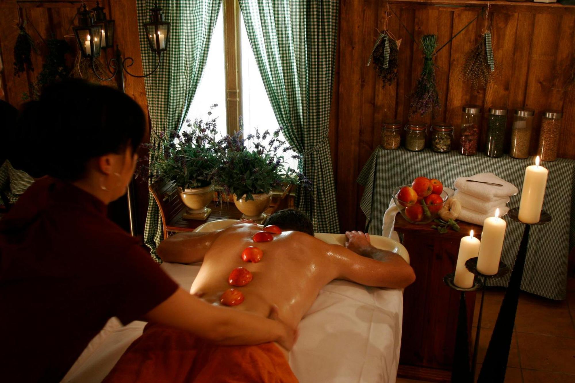 Zum Stein Wellness & Genuss Hotel 4*